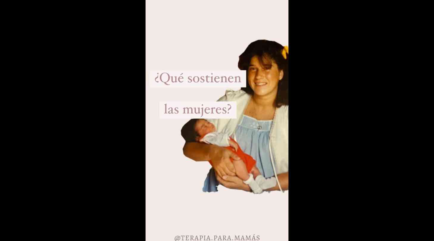 Mujeres sosteniendo cosas.