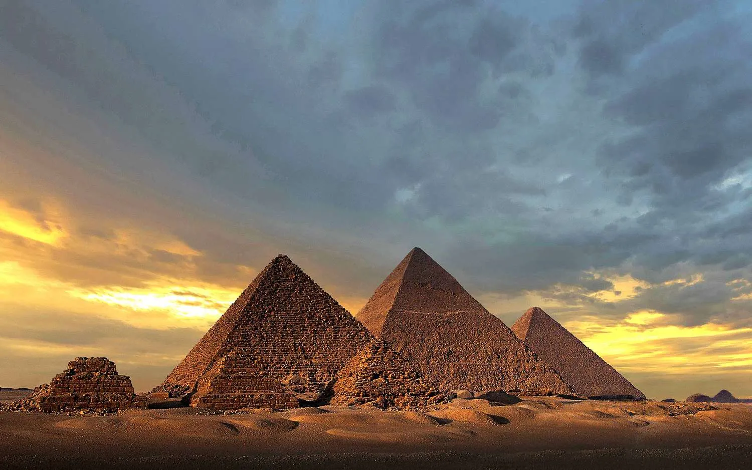 Great Pyramids of Giza: Egypt Pyramid Tours & Tourism